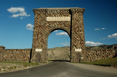 Roosevelt-Arch-North-Entrance-to-Yellowstone.jpg